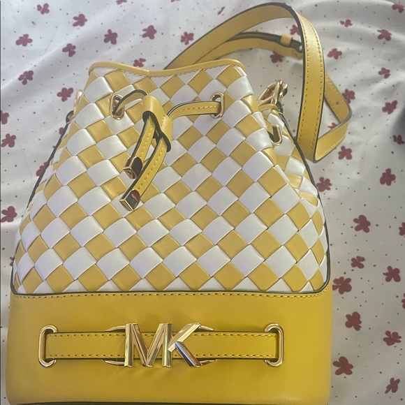 Michael Kors Yellow and White Checkered Bag
message me to bring price down - Picture 1 of 4